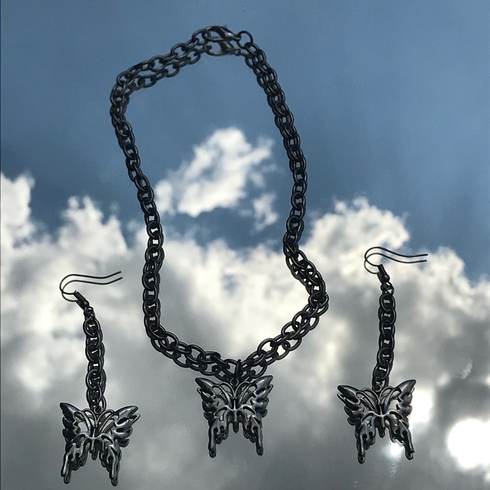 HANDMADE BUTTERFLY NECKLACE AND EARRING BUNDLE💗💞